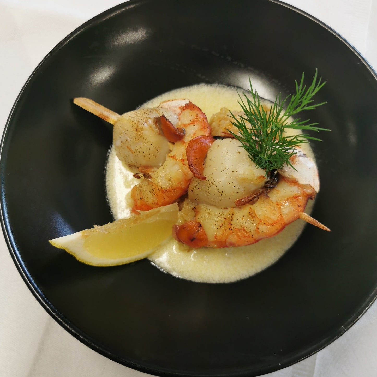 Brochette St jacques et Gambas, coulis de crustacés