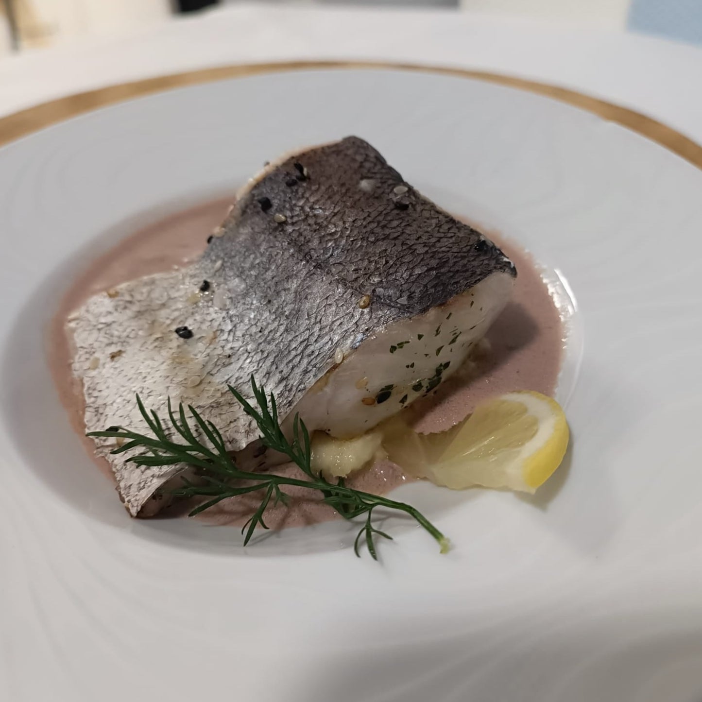 Ecrasé de panais merlu et sauce beurre rouge